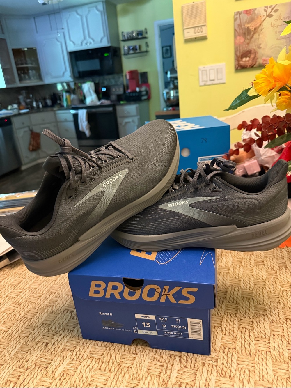 Brooks Men's Running Shoes - Charcoal Black sz 13 2e width men new in box !!!